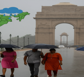 भारत गेट पर बारिश के दौरान छाता लिए चलते लोग, मानसून की स्थिति दर्शाता नक्शा भी प्रदर्शित"