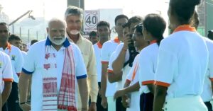 विशाखापत्तनम में योग दिवस की भव्य छटा, समुद्र किनारे उमड़ा जनसैलाब विशाखापत्तनम |