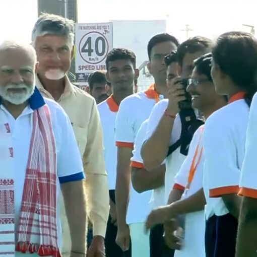 प्रधानमंत्री नरेंद्र मोदी विशाखापत्तनम में योग दिवस कार्यक्रम के प्रतिभागियों से मिलते हुए