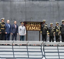 कलिनिनग्राद में भारतीय नौसेना के नवीनतम स्टील्थ फ्रिगेट आईएनएस तमाल को नौसेना अधिकारियों की उपस्थिति में शामिल किया गया