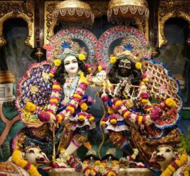 श्री राधा-कृष्ण की अलौकिक प्रतिमा, पुष्पों से सुसज्जित मंदिर दृश्य