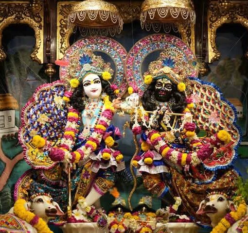 श्री राधा-कृष्ण की अलौकिक प्रतिमा, पुष्पों से सुसज्जित मंदिर दृश्य