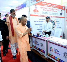 मुख्यमंत्री योगी आदित्यनाथ रोजगार महाकुंभ 2025 में स्टॉल का निरीक्षण करते हुए