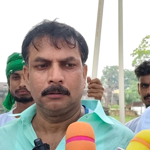 भोजपुर में वोटर अधिकार यात्रा के दौरान मीडिया से बातचीत करते राजद नेता