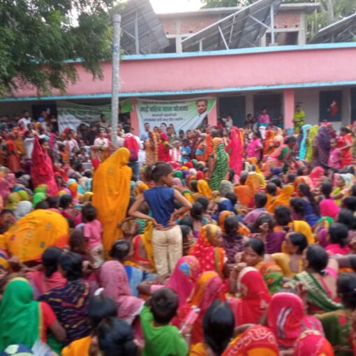 बबुरा पश्चिमी पंचायत में महिला चौपाल के दौरान जुटी महिलाएं