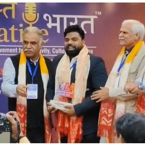 नई दिल्ली के इंडिया इंटरनेशनल सेंटर में राष्ट्रीय रचनात्मक भारत पुरस्कार ग्रहण करते हुए सुधीर सक्सेना और मंच पर मौजूद गणमान्य हस्तियां