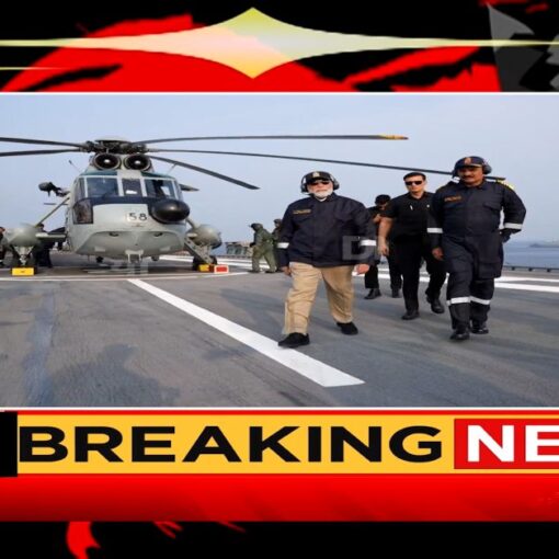 प्रधानमंत्री नरेंद्र मोदी INS विक्रांत पर नौसेना की शक्ति प्रदर्शन के दौरान सलामी देते हुए, पृष्ठभूमि में युद्धपोत और नौसैनिक टुकड़ियां।