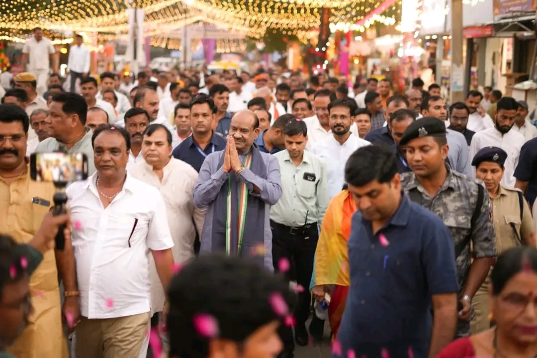 ओम बिरला बूंदी में दीपावली के अवसर पर क्षेत्रवासियों से रामा-श्यामी करते हुए, लोगों के बीच चलते हुए अभिवादन करते हुए।