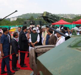 रक्षा मंत्री राजनाथ सिंह डीआरडीओ के एआरडीई पुणे दौरे पर