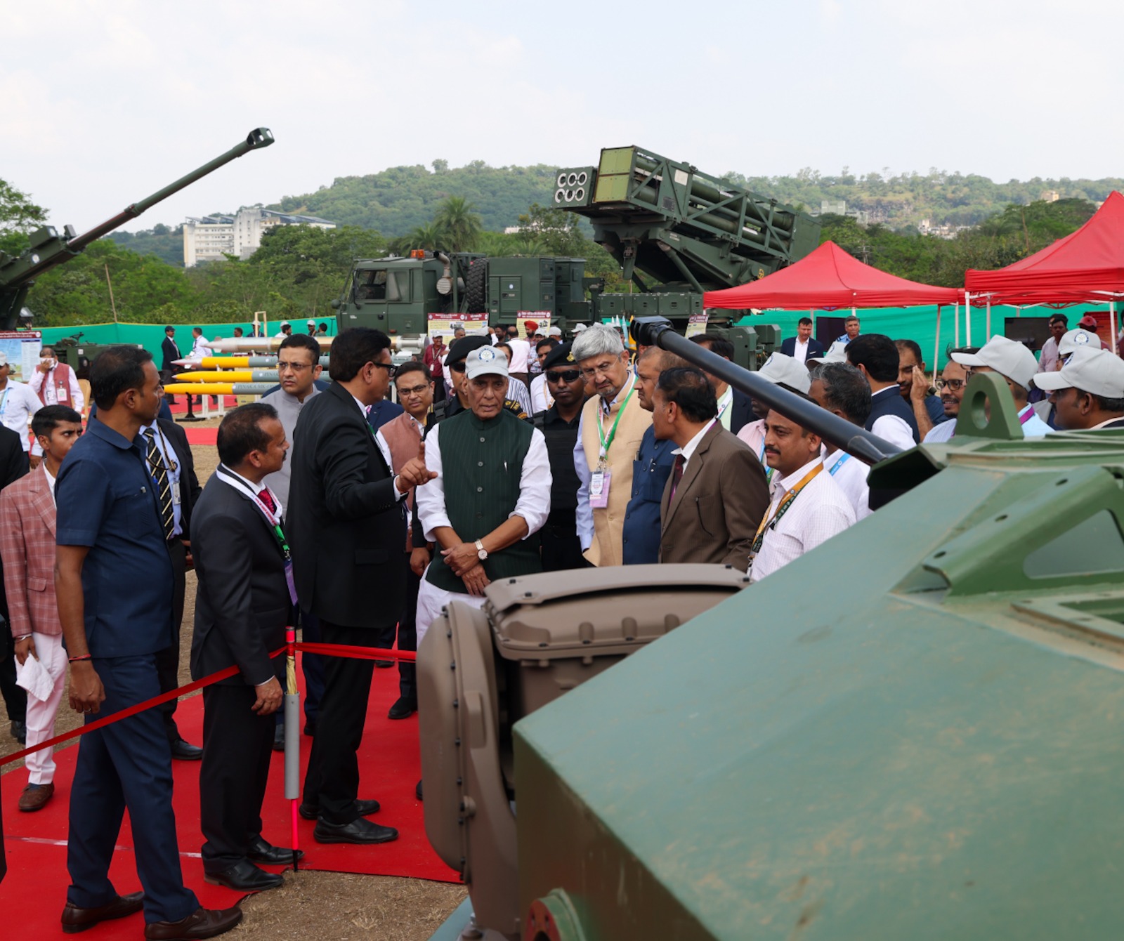 रक्षा मंत्री राजनाथ सिंह डीआरडीओ के एआरडीई पुणे दौरे पर