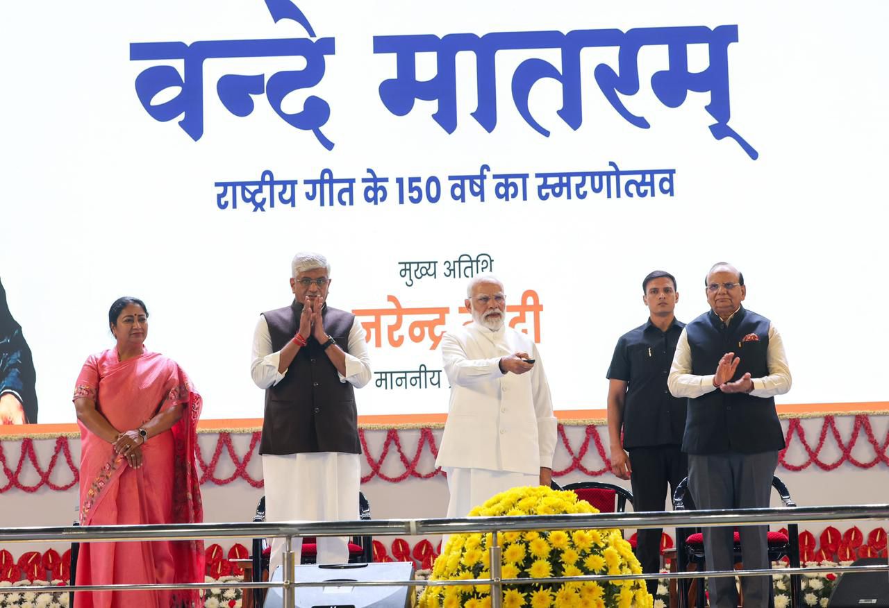 प्रधानमंत्री नरेंद्र मोदी इंदिरा गांधी इंडोर स्टेडियम में ‘वंदे मातरम्’ के 150 वर्ष पूर्ण होने पर स्मरणोत्सव का शुभारंभ करते हुए