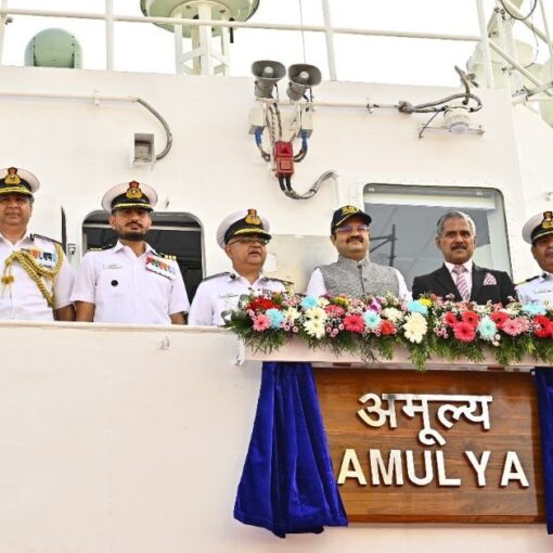 रक्षा मंत्री राजनाथ सिंह और नीदरलैंड के विदेश मंत्री डेविड वैन वील नई दिल्ली में बैठक करते हुए, रक्षा सहयोग पर लेटर ऑफ़ इंटेंट पर हस्ताक्षर करते हुए।