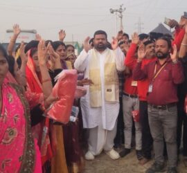 विहंगम योग वार्षिकोत्सव 2025 में भक्तजन सेवा, भक्ति और सद्गुरु अमृतवाणी का आशीर्वाद प्राप्त करते हुए।