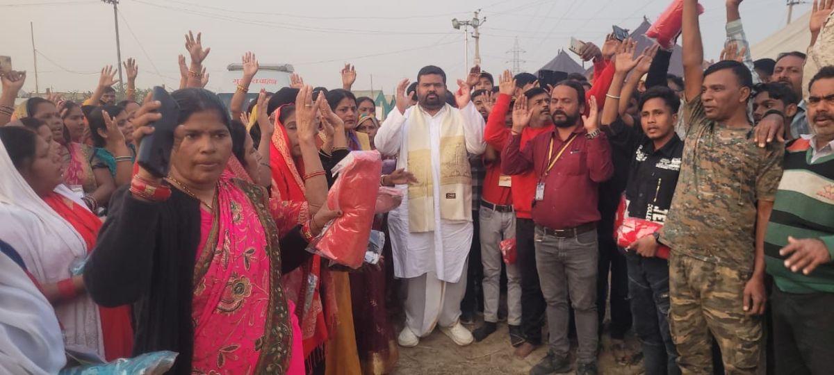 विहंगम योग वार्षिकोत्सव 2025 में भक्तजन सेवा, भक्ति और सद्गुरु अमृतवाणी का आशीर्वाद प्राप्त करते हुए।