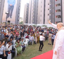 अहमदाबाद के थलतेज वार्ड में प्रधानमंत्री आवास योजना के तहत बने 861 नवनिर्मित EWS आवासों का उद्घाटन करते हुए अमित शाह।