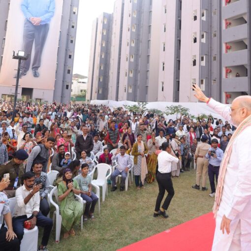 अहमदाबाद के थलतेज वार्ड में प्रधानमंत्री आवास योजना के तहत बने 861 नवनिर्मित EWS आवासों का उद्घाटन करते हुए अमित शाह।