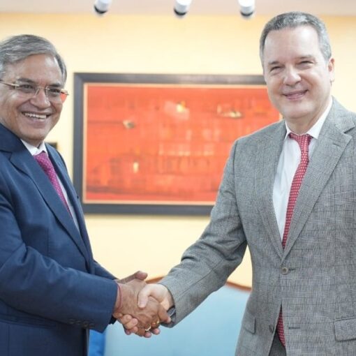 भारत के मुख्य चुनाव आयुक्त ज्ञानेश कुमार नई दिल्ली स्थित निर्वाचन सदन में ब्राज़ील के राजदूत केनेथ फेलिक्स हैक्ज़िंस्की दा नोब्रेगा से मुलाकात करते हुए।