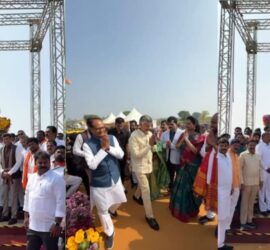 अमरावती में अटल बिहारी वाजपेयी की जयंती पर आयोजित कार्यक्रम में केंद्रीय मंत्री शिवराज सिंह चौहान, मुख्यमंत्री चंद्रबाबू नायडू सहित अन्य गणमान्य अतिथि