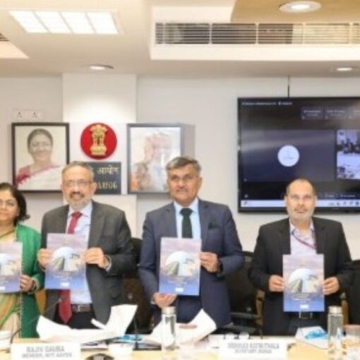 नीति आयोग द्वारा अफोर्डेबल हाउसिंग पर कॉम्प्रिहेंसिव फ्रेमवर्क रिपोर्ट जारी करने के बाद आयोजित राउंड टेबल चर्चा में शामिल केंद्रीय और राज्य सरकारों के वरिष्ठ अधिकारी।