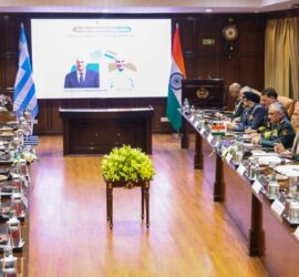 रक्षा मंत्री राजनाथ सिंह और ग्रीस के रक्षा मंत्री निकोलाओस-जार्जियोस डेंडियास नई दिल्ली में द्विपक्षीय वार्ता के दौरान।