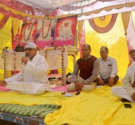 मुकुंदपुर बाजार, चरपोखरी (भोजपुर) में आयोजित ब्रह्मविद्या विहंगम योग के वृहद सत्संग कार्यक्रम में मंच पर वक्ताओं और भजन गायकों के साथ उपस्थित श्रद्धालु।