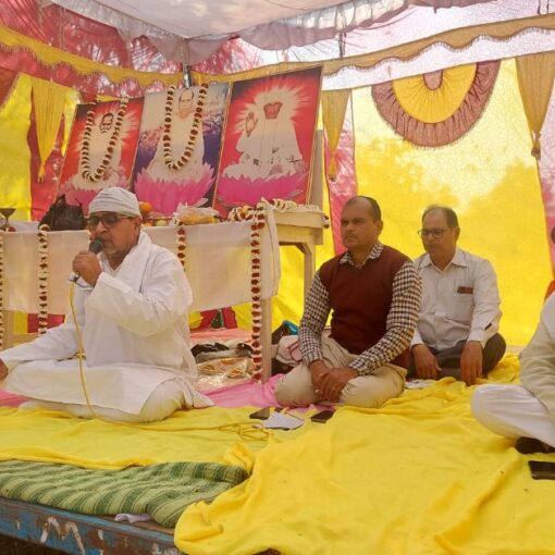 मुकुंदपुर बाजार, चरपोखरी (भोजपुर) में आयोजित ब्रह्मविद्या विहंगम योग के वृहद सत्संग कार्यक्रम में मंच पर वक्ताओं और भजन गायकों के साथ उपस्थित श्रद्धालु।