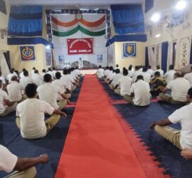 58वीं बटालियन Border Security Force के सैनिक सम्मेलन में ब्रह्म विद्या विहंगम योग के अधिकृत शिष्य द्वारा जवानों को आध्यात्मिक दीक्षा देते हुए