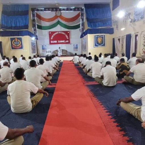 58वीं बटालियन Border Security Force के सैनिक सम्मेलन में ब्रह्म विद्या विहंगम योग के अधिकृत शिष्य द्वारा जवानों को आध्यात्मिक दीक्षा देते हुए