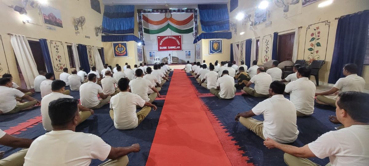 58वीं बटालियन Border Security Force के सैनिक सम्मेलन में ब्रह्म विद्या विहंगम योग के अधिकृत शिष्य द्वारा जवानों को आध्यात्मिक दीक्षा देते हुए